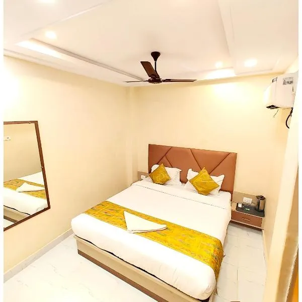 HOTEL BNK GRAND Near Goḏawalia Chauraha - 100 Meter From Baba Vishwanath Temple & Ganga Arti Ghat ! Wi-Fi #Lift #Hygiene & Spacious Room - BEST HOTEL IN VARANASI, hotel in Varanasi