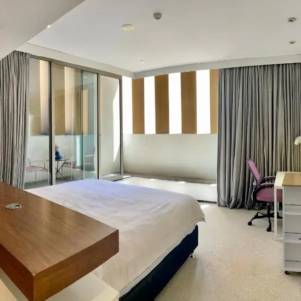CBD Heritage King Suite - Spa Bath, Private Deck and Laundry, hotel in Sydney