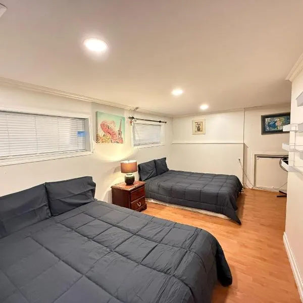 Downtown Central City Cozy Private 2 Bedroom Basement Suite - Independent Entry, hotel v destinaci Surrey