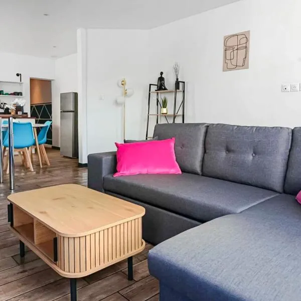 Maison RDC avec PARKING, Jardin clos et terrasse exterieure, quartier calme proche centre ville Béthune, proche gare, capacité 4 personnes, hotel in Béthune