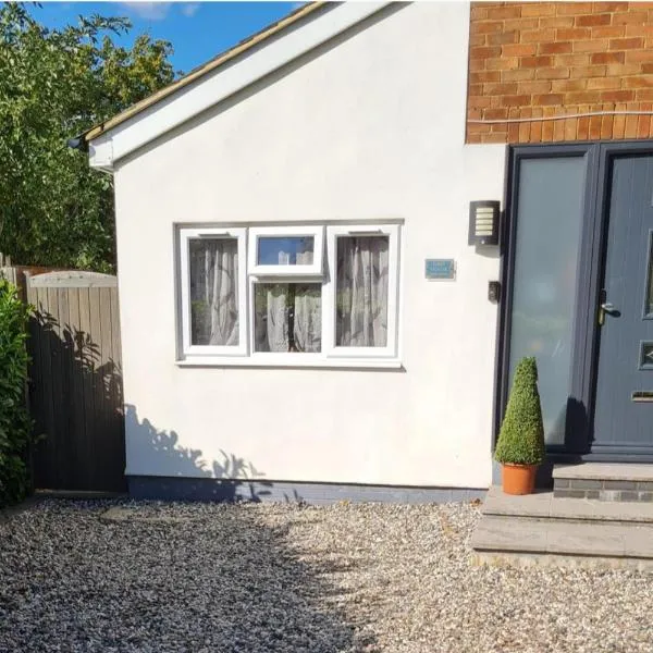 1 Bed Sleeps 2 with Private Garden, hotel di Harlow