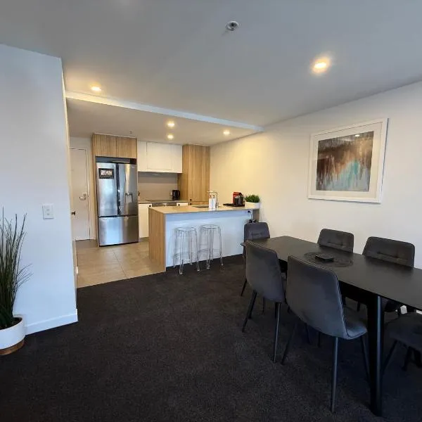 Midnight Luxe 2BR 2Bath Apartment 507 in the heart of Braddon L5 Views Pool Sauna Gym Wifi, hotell sihtkohas Canberra
