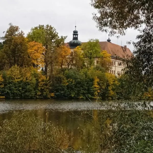 Chatka U Vlka, hotel en Lnáře