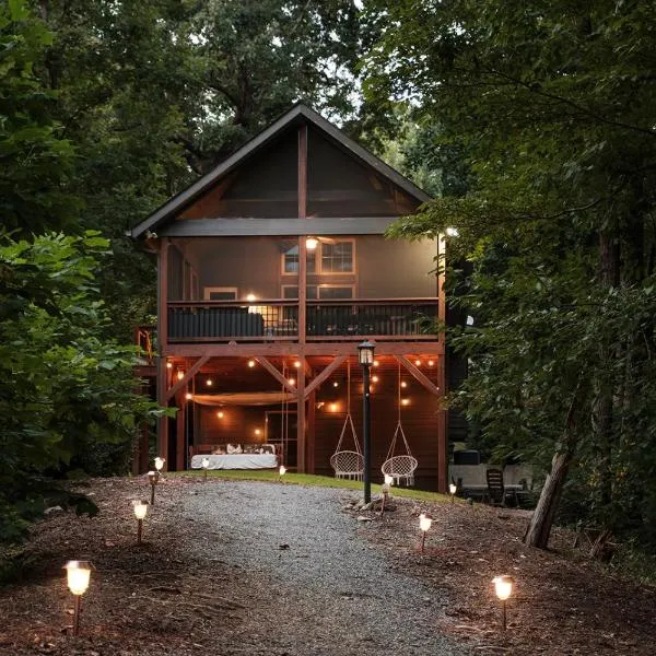 The Cove Retreat- Hot Tub/Screened Porch/Game Room, hotel in Lake Lure