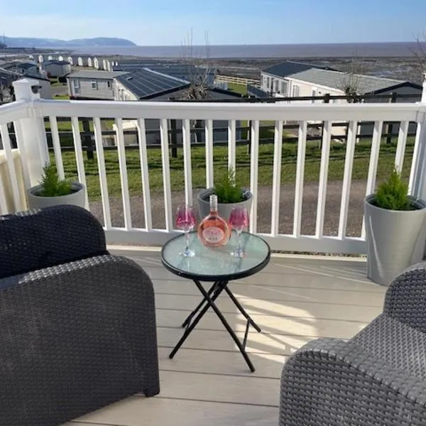 Cabin - Sleeps 4 - Pets Ok - Balcony - Parking, Hotel in Watchet