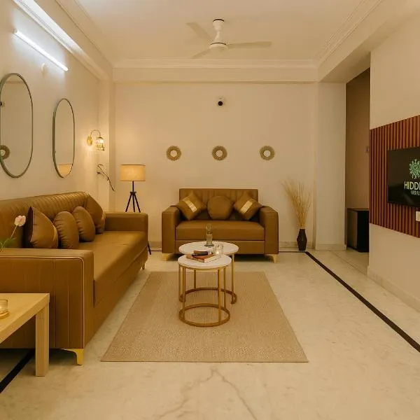 Hidden Gem - Fully Furnished 1BHK with Café Lights & Canopy, AC & Fast Wifi, hotel in Hyderabad