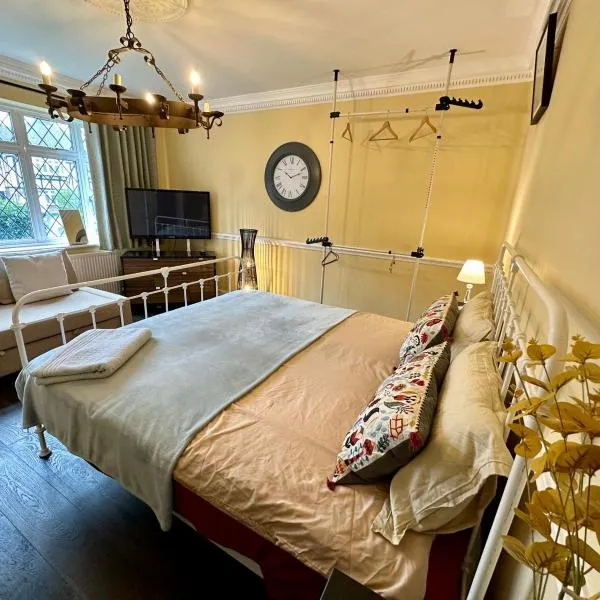 STUNNING Character Home , Rustic Charm Meets Modern Living, hotel in Welling