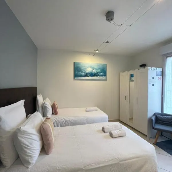 LA MARINA-Center-Parking-StationtoParis, hotel in Les Mureaux