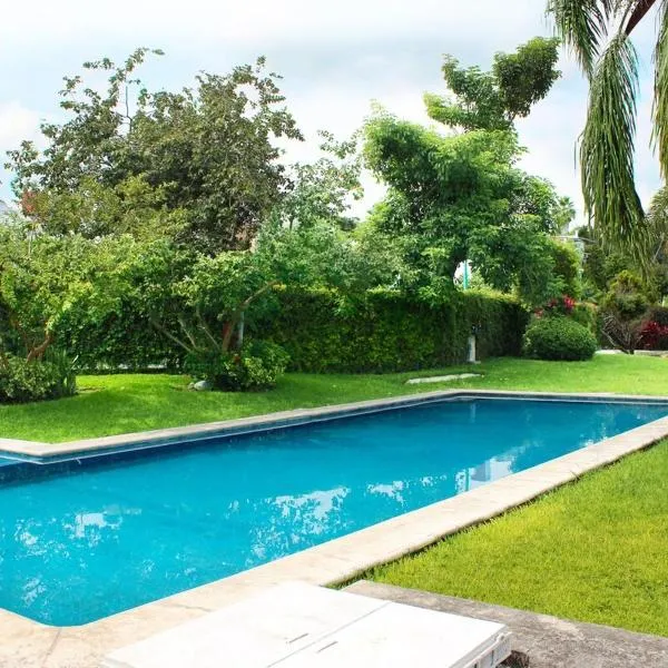 Casa Chinelo en condominio con vigilancia Alberca Wifi, hôtel à Temixco