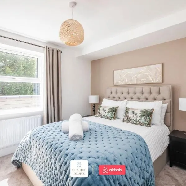 Beachside Retreat l Sun Terrace l Hot Tub l Free Parking l Seaside Escapes Short Lets & Serviced Accommodation, hotel v mestu Bournemouth