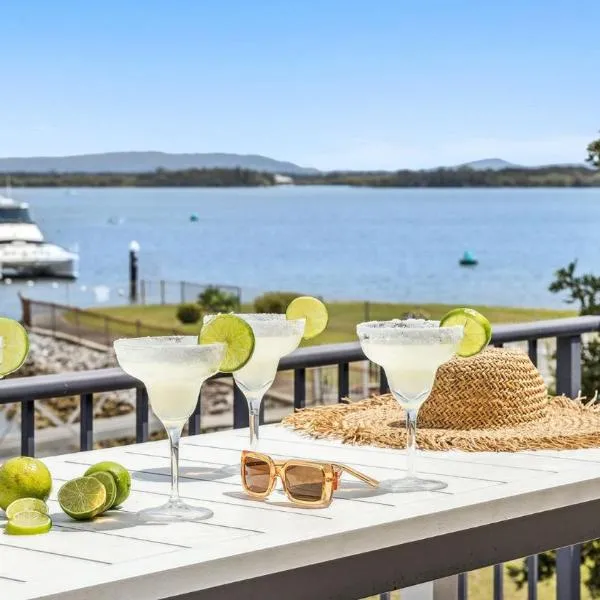 Pandanus - Spacious Waterfront Escape with Private Pontoon & Pool - Holiday Yamba, hotel u gradu Jamba