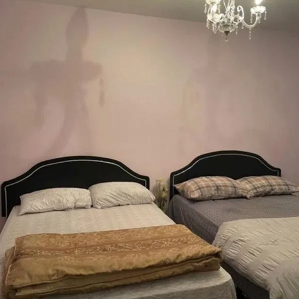 2 Beds availabe and self service small breakfast, hotel in Montréal