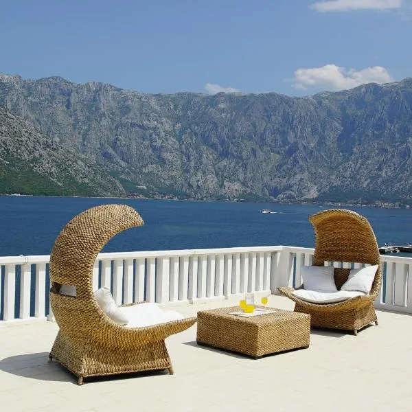 PENTHOUSE STOLIV Villa located 5 meters from the sea SPA-Pool Exclusive Terrace,Private Jetty Sunbeds, Pebble Beach, Secluded location Total area 375m2 at your disposal, hotel in Kotor