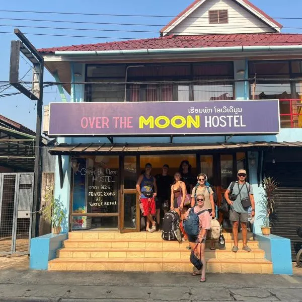 Over the Moon hostel, hotel di Ban Houayxay