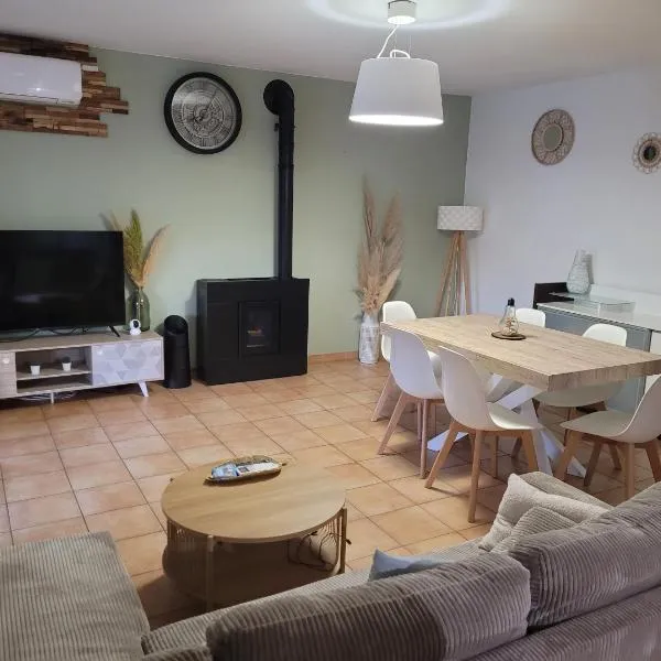 Maison individuelle 90m2 avec véranda et piscine, hotel v destinaci Roquemaure