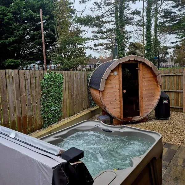 Sally's at Number 73 with Private Hot Tub & Sauna, hotel in Coleraine