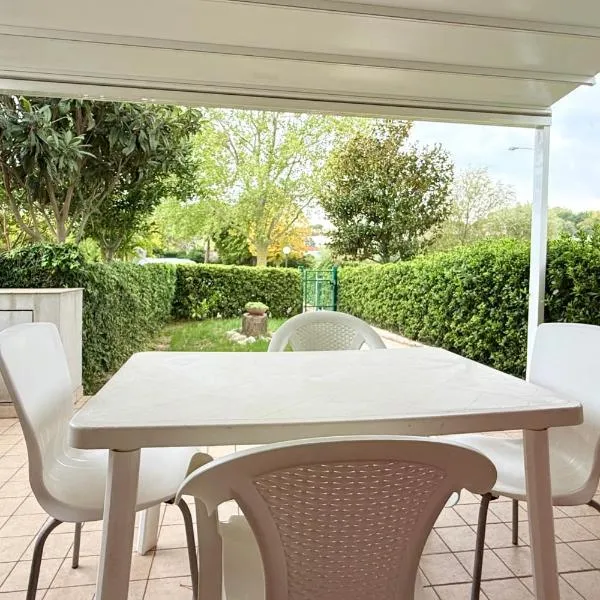 M272 - Marcelli, trilocale con giardino e posto auto, hotel en Marcelli