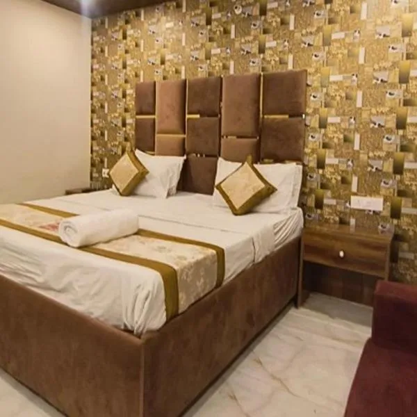 Hotel Kaushambi Grand Near Kaushambi Metro Station, hotel v destinaci Ghaziabád