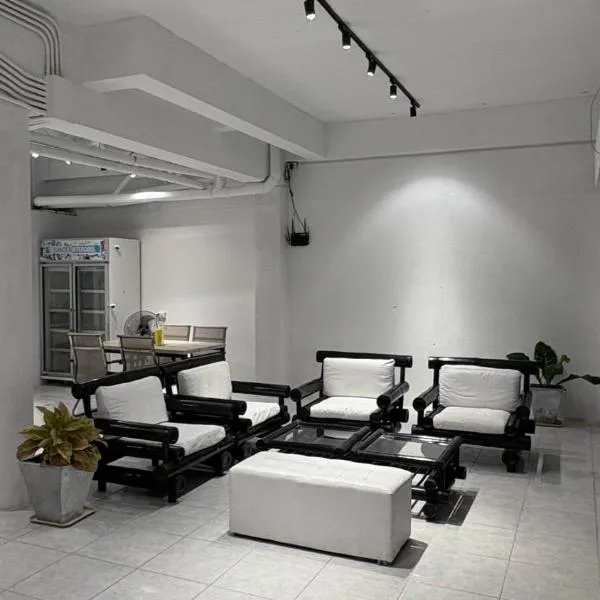 Holiday House Kata & Karon Phuket Hotel, ξενοδοχείο στην Παραλία Κάτα