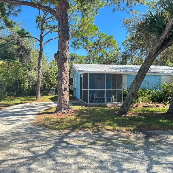 Dolphin Updated Cottage On River - 1 Mile to Beach Kitchen Washer Dryer, hotel in Bonita Springs