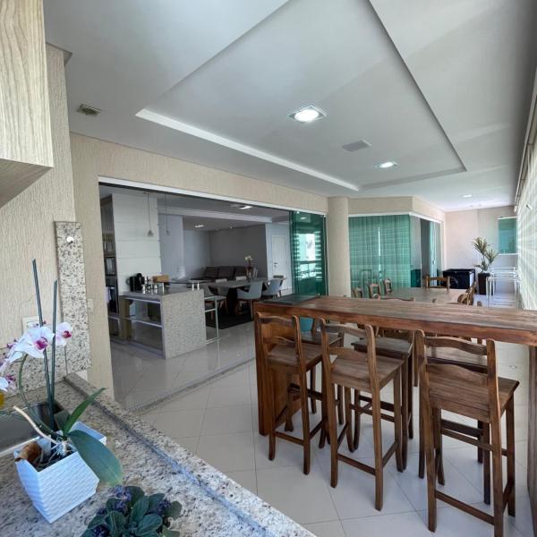 Apartamento 4 suítes perto do mar