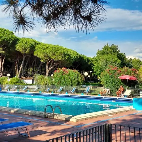 Sarzana- Mobilhome 5 persone Pool and Garden, hotel din Sarzana