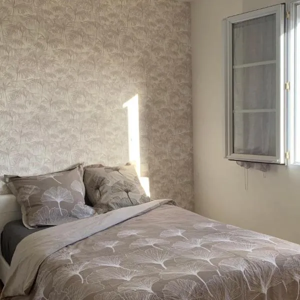 Chambre, salon, salle de bains et WC privés -sans cuisine- dans maison provençale chez l'habitant, hotel a Château-Arnoux-Saint-Auban