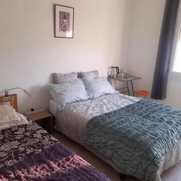 Peaceful room, Thuir centre, view Le Canigou, hotel v destinaci Thuir