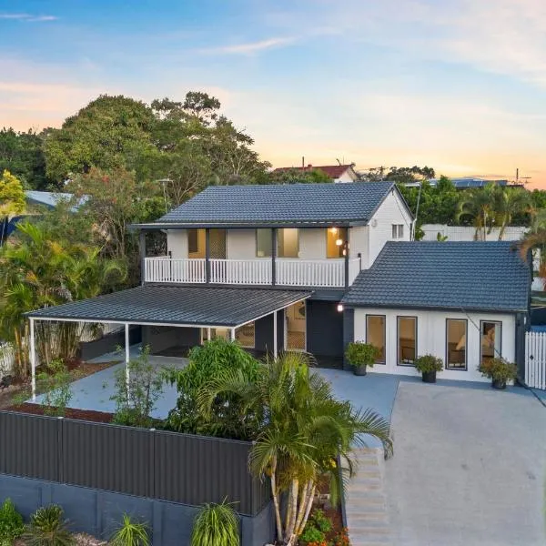 Modern Holland Park Home with Easy City Access, hotel in Brisbane