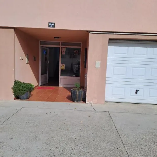 Apartman Bella Vita، فندق في اباتين