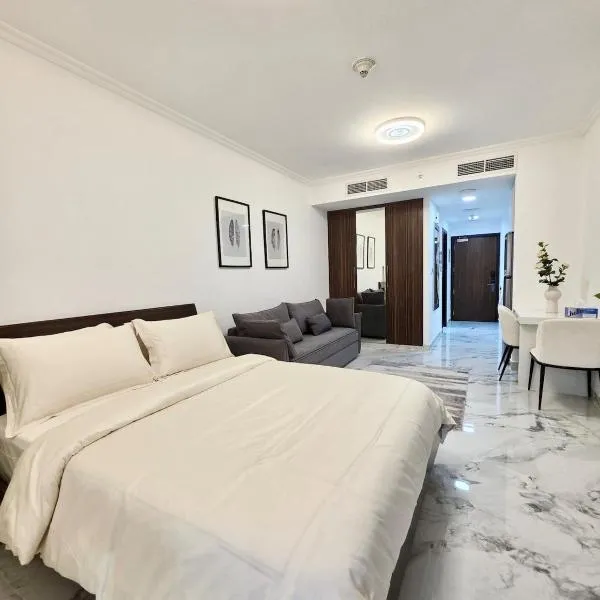Luxury Studio in JLT near Metro & Lake View, hotel in Dubai