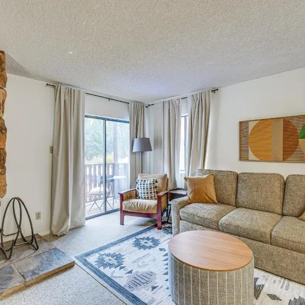Ski-In/Ski-Out Main Street Condo: Newly Renovated, hotelli kohteessa Red River