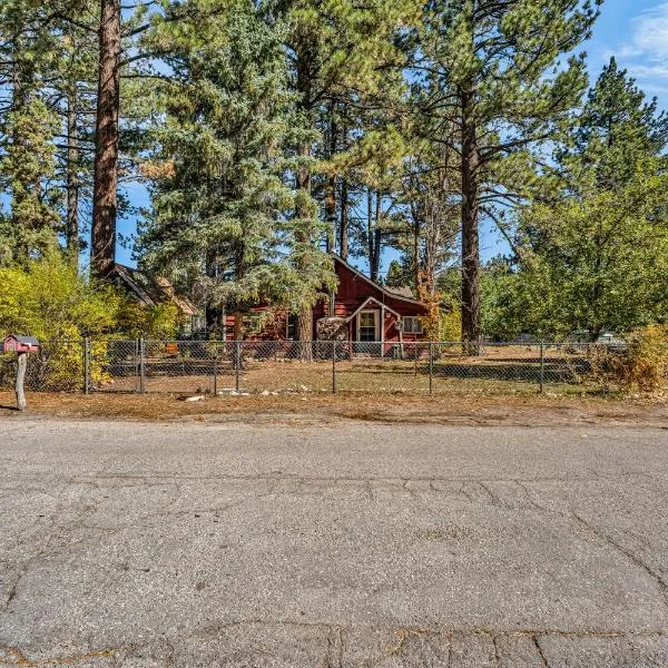Green Cabin in Big Bear Lake 3 bdr Pets Friendly、ビッグ・ベア・シティのホテル