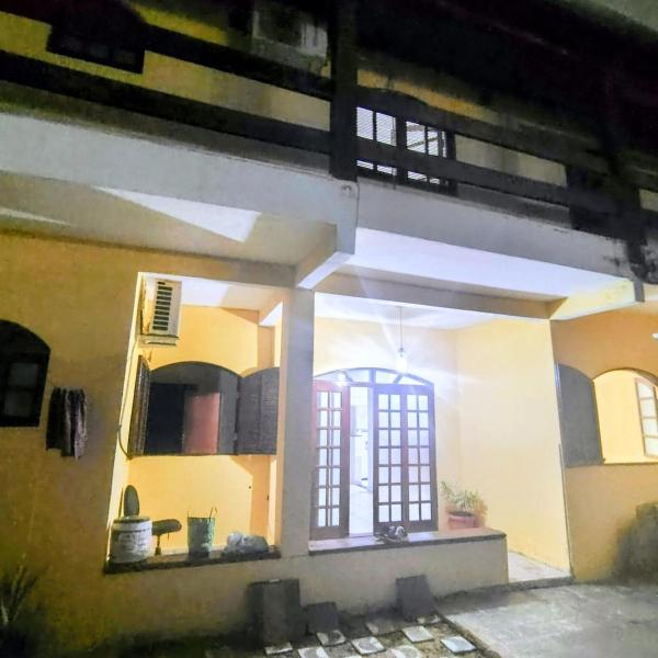 Casa amarela com fundos para seminário
