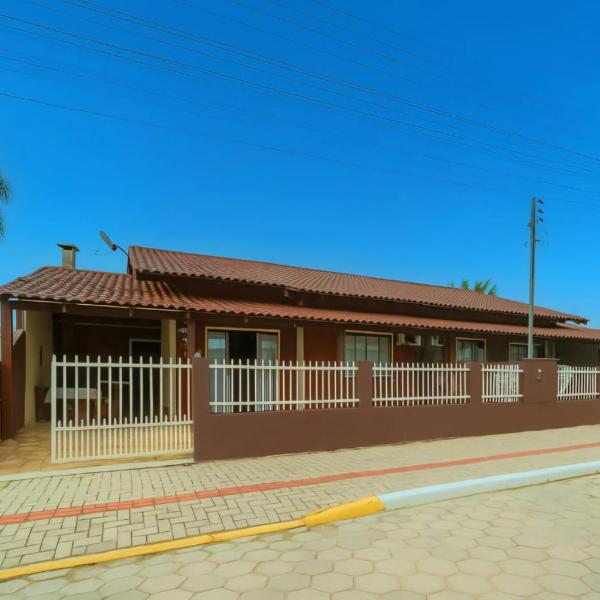 Casa a 2 quadras da Praia de Zimbros RW2724