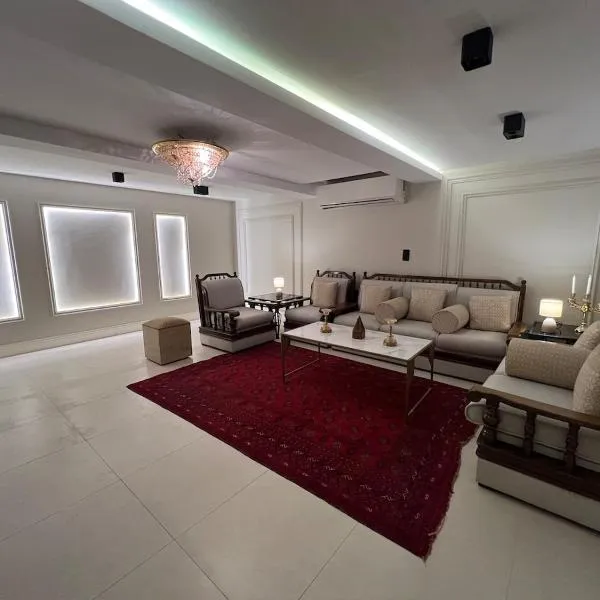 Enjoy a quiet stay with a high view and complete privacy, ξενοδοχείο στην Αλ Τζουμπάιλ