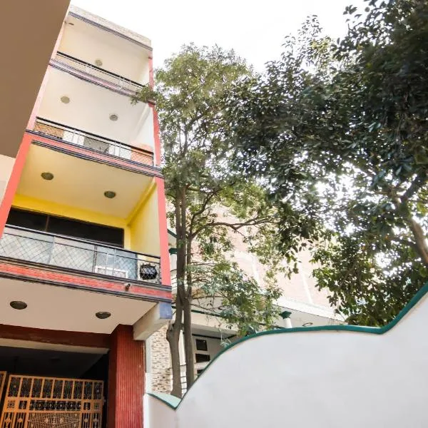 SPOT ON Hotel Harry's 1 Near Select Citywalk Mall, hotell sihtkohas New Delhi