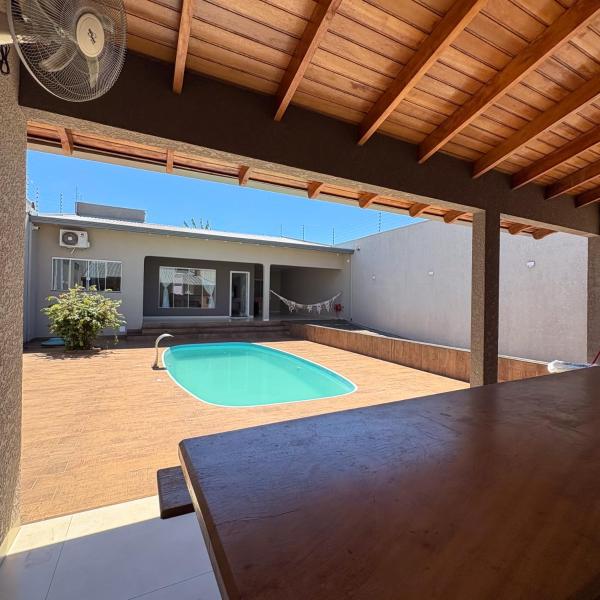 Casa com suítes, piscina e edícula