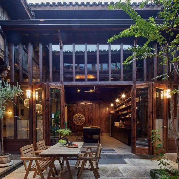 Hangzhou Eight Blessings Inn-200 years old courtyard house, hotel di Tonglu