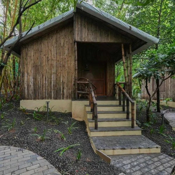 StayVista's Timber Cottage - Cozy Cottages with Indoor Games, hotel in Wādhiware
