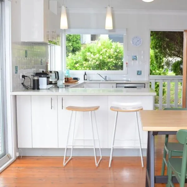 Classic Meets Contemporary 1960's Beach House, Hotel in Malua Bay