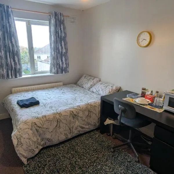 Cosy Double Private Room Near Dublin Airport, hotel en Swords