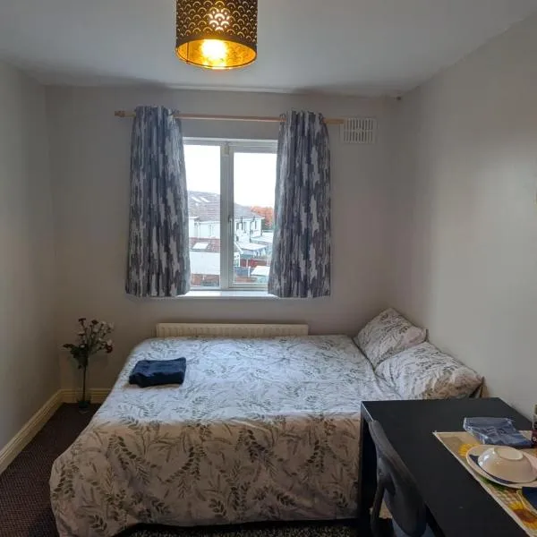 Cosy Double Private Room Near Dublin Airport, hotel in Swords