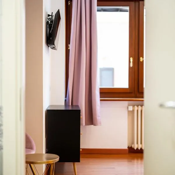 LHE Les Trois Merveilles Rosé Charles, hotel u gradu 'Cesena'