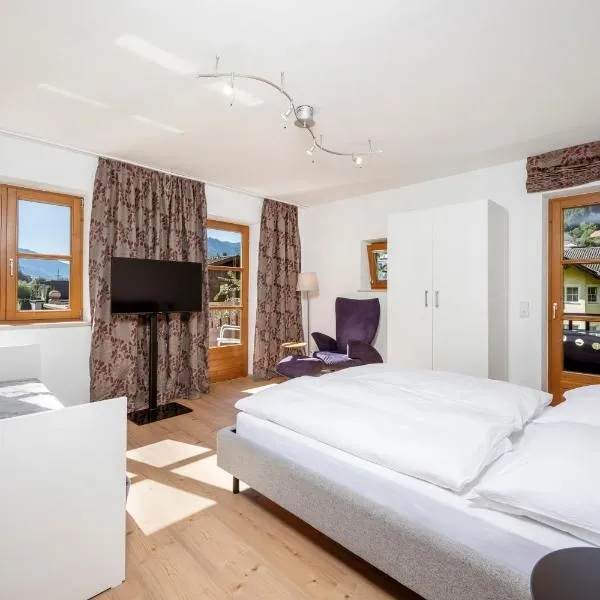Panorama Mountain & Castle View Apartment D'Fidlerin Salzburg, hotel v destinaci Werfen