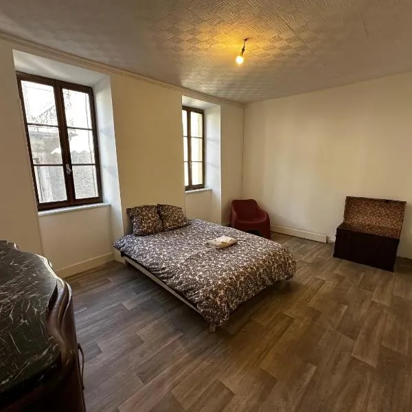 Appartement 2 chambres et salon de massage, hotel in Lavelanet