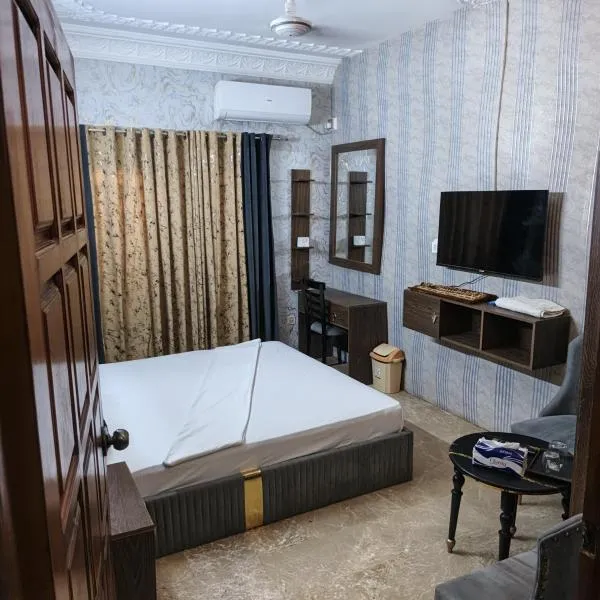 The Red Tree III Premium Guest House, hotel a Karachi