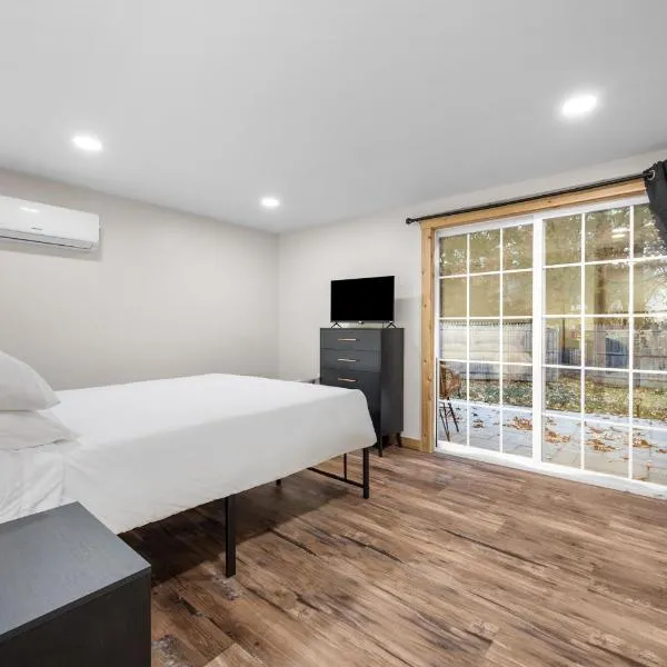 Modern Home with Fast WiFi & Private Patio, hotel a Pittsfield