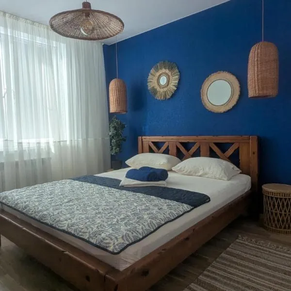 2 комнатная квартира возле метро Салтовское Героев труда, hotel v destinaci Charkov