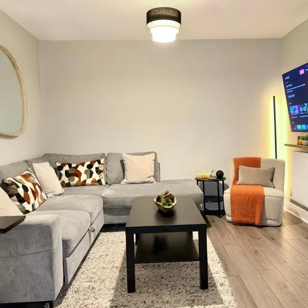 Large 4 BDR House - Sleeps 10 - Central Birmingham - Free Parking、バーミンガムのホテル